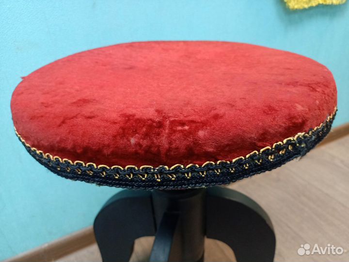 Старинный стул для пианино