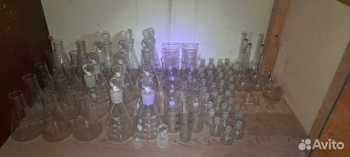 Посуда лабораторная: колбы, воронки, стаканы