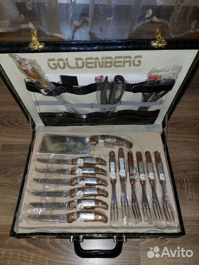 Набор ножей и столовых предметов в кейсе