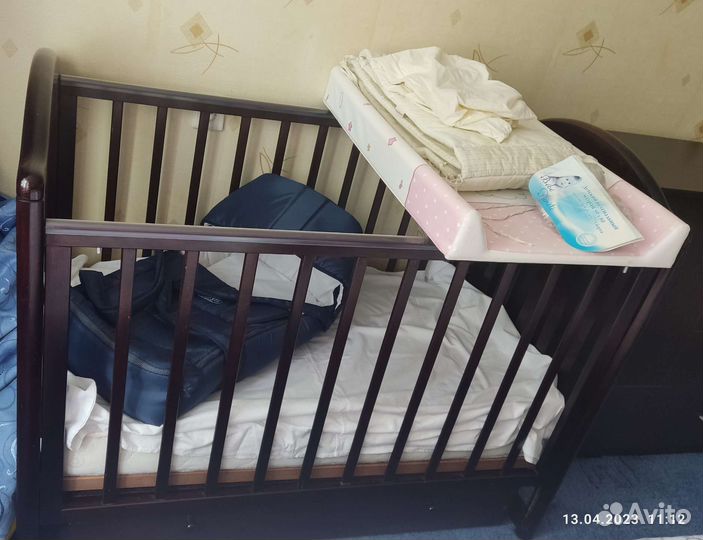 Детская кроватка, пеленальная доска, переноска