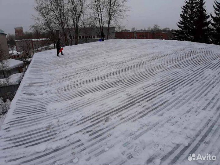 Очистка кровли от снега, уборка снега с крыш