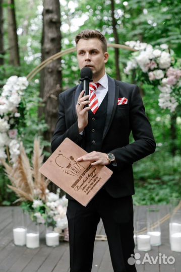 Дуэт ведущих и два dj с оборудованием