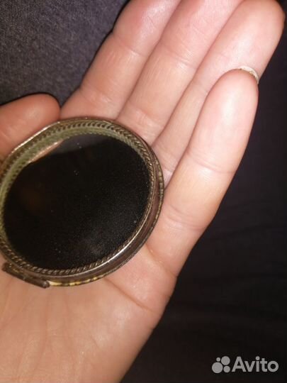 Крышка от пудреницы с зеркалом