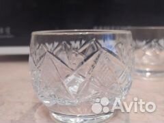 Хрустальные бокалы и разная посуда