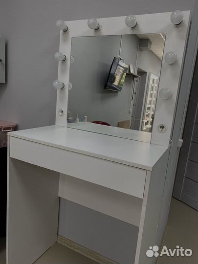 Гримерное зеркало с лампочками