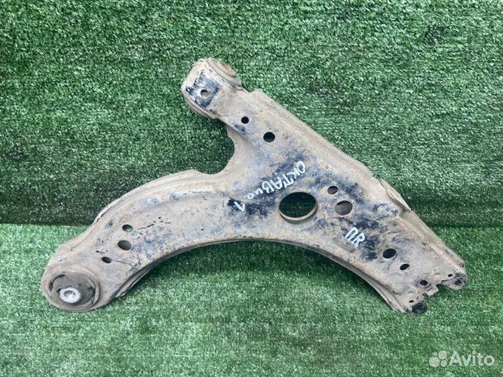 Рычаг нижний правый Skoda Octavia 1 A4