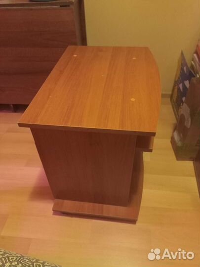 Тумба под телевизор (с тремя полками) на колесиках