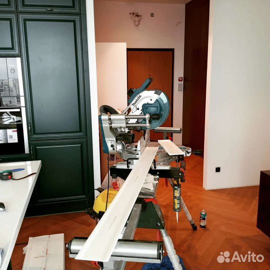 Установка потолочных и напольных плинтусов