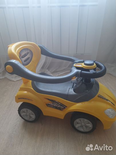 Машина каталка с родительской ручкой