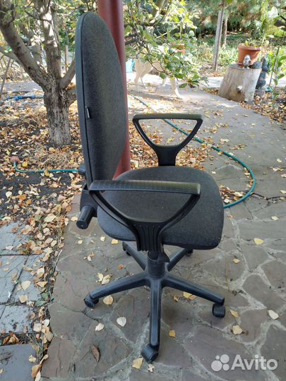 Стул кресло офисный на колесах