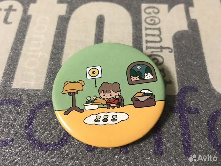 Значки «Я живу в Эрмитаже», «Цветок», «Chibi Girl»