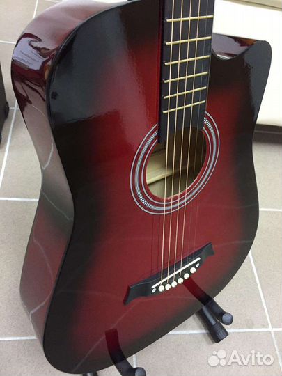 Акустическая гитара красно-глянцевого цвета