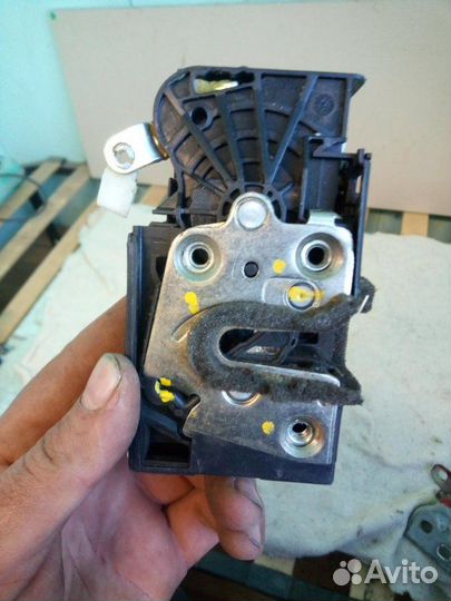 Замок двери передний правый Renault Sandero 2