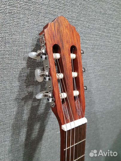 Классическая гитара с чехлом