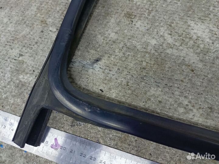 Задний левый уплотнитель стекла Volkswagen Golf 3
