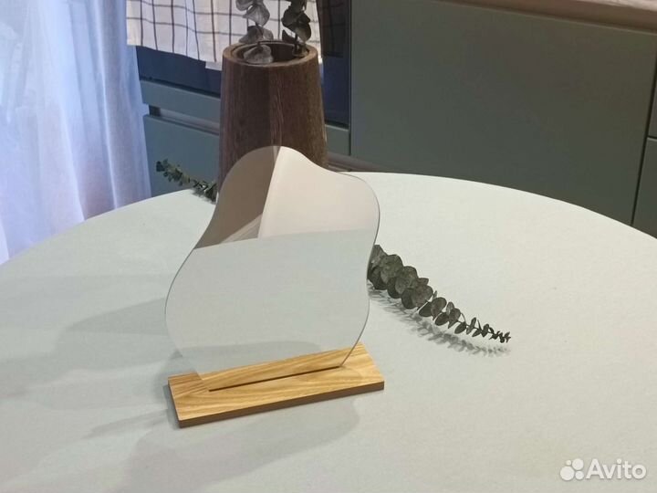 Настольно зеркало на деревянной подставке