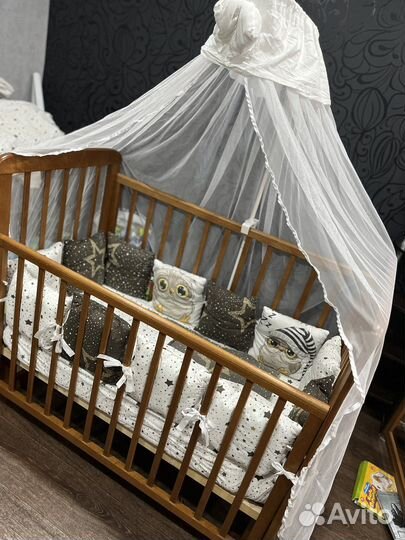 Детская кроватка с маятником