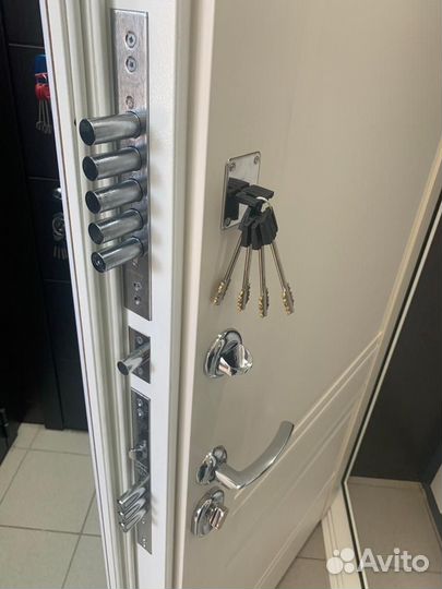 Дверь квартирная входная Белая