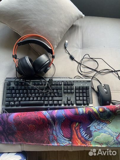 Наушники, клавиатура, коврик и мышка