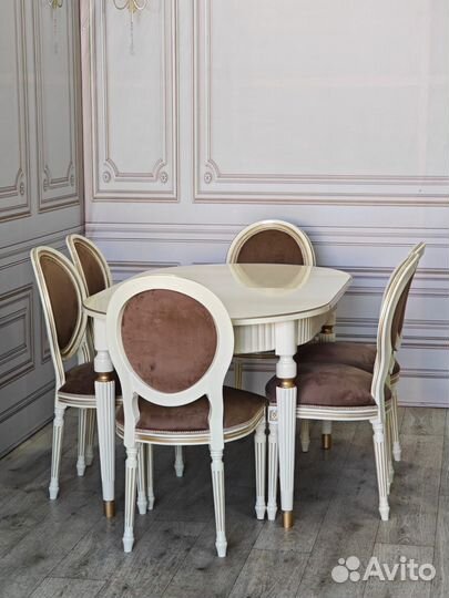 Стол и стулья