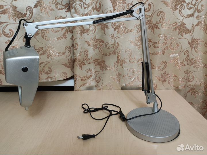 Лампа с увеличительным стеклом и подсветкой