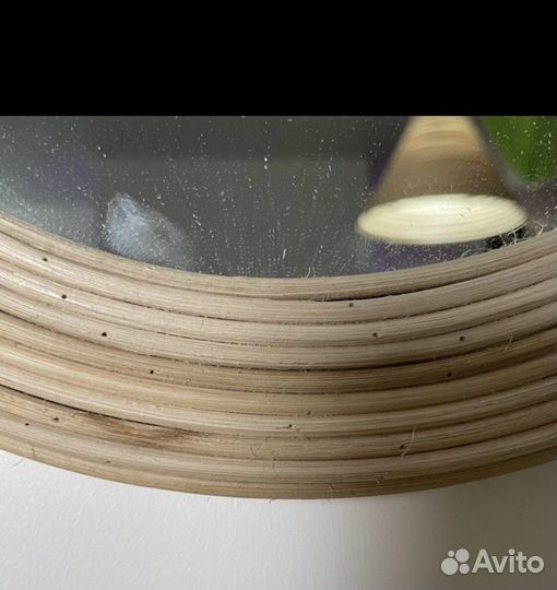 Круглое зеркало в раме