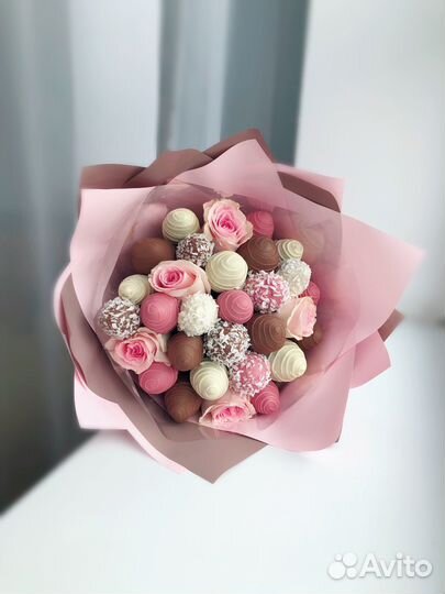 Букет из клубники в шоколаде с розами