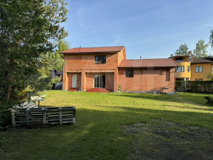 Дом 210 м² на участке 10 сот.