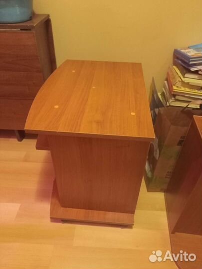 Тумба под телевизор (с тремя полками) на колесиках