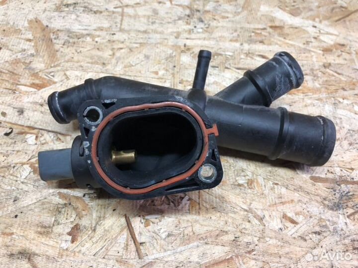 Фланец системы охлаждения Volkswagen Jetta 6 2.0