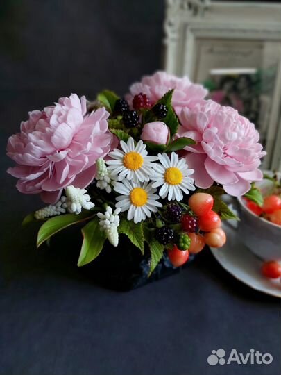 Композиция из полимерной глины с пионами