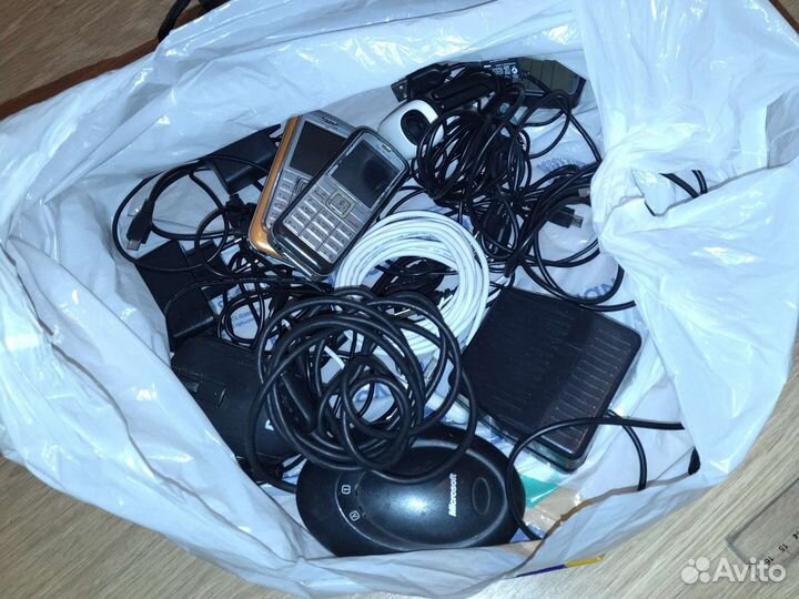 Телефон провода все вместе