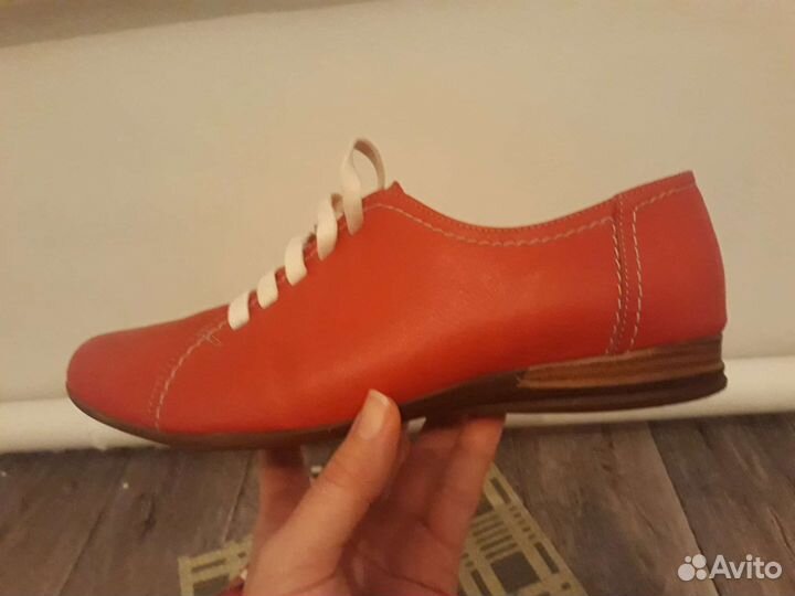 Кроссовки женские