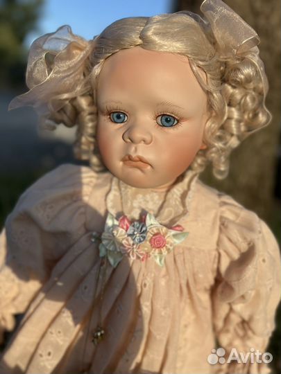 Коллекционная фарфоровая кукла