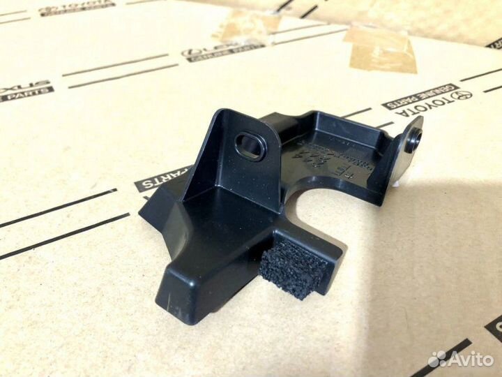 Кронштейн пыльник Toyota Land Cruiser 300