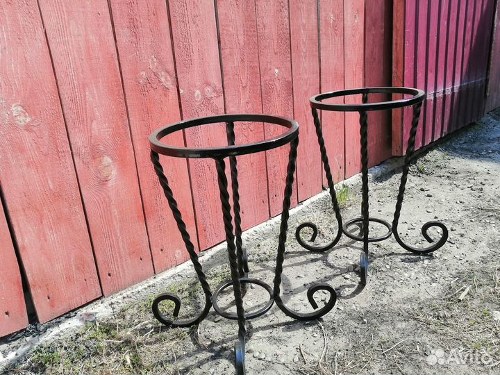 Подставка под цветы металлическая