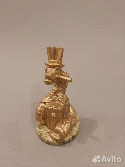 Статуэтка бронзовая на подставке