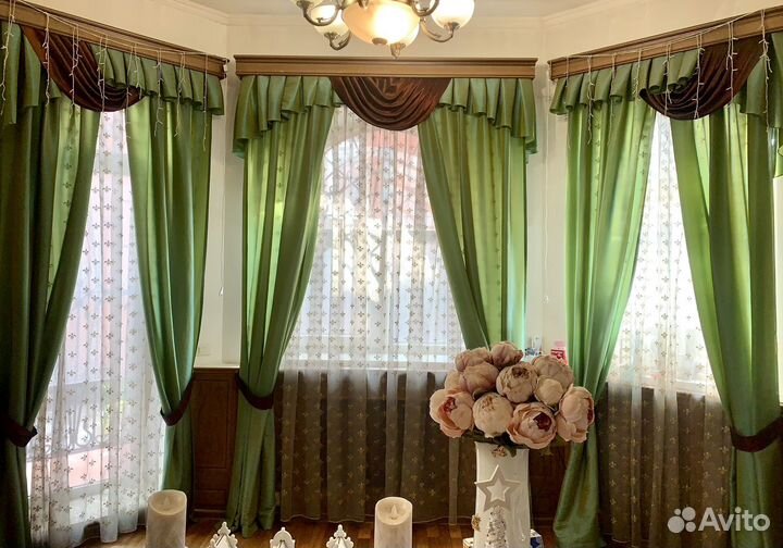 Набор штор с деревянными карнизами для эркера