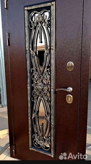 Входная дверь с ковкой