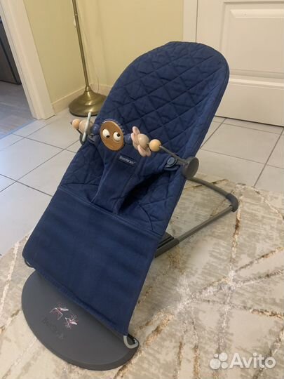 Шезлонг babybjorn с игрушкой