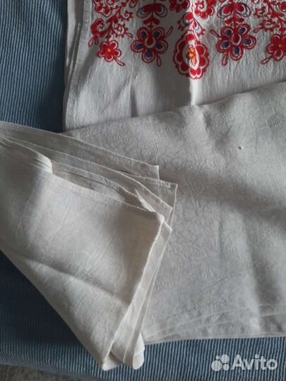 Скатерть и полотенце из льна с вышивкой