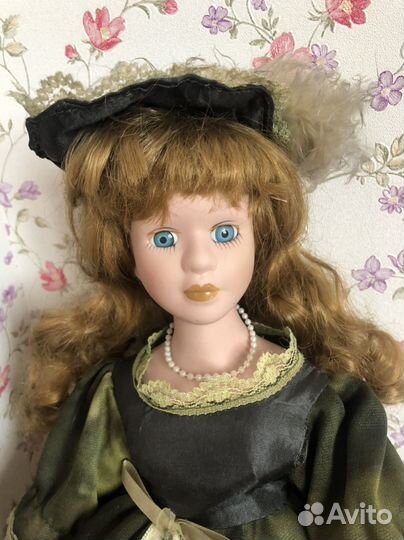 Кукла фарфоровая