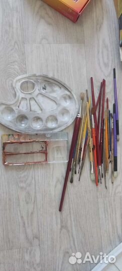 Краски, карандаши, мелки в одни руки