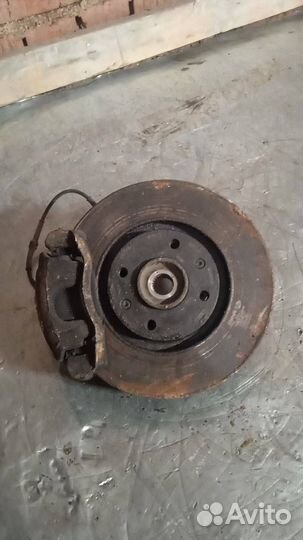 Кулак передний левый Citroen Xsara Picasso 2003