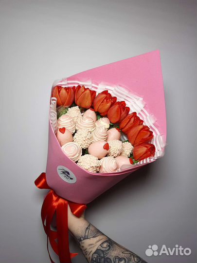 Тюльпаны с клубникой в шоколаде