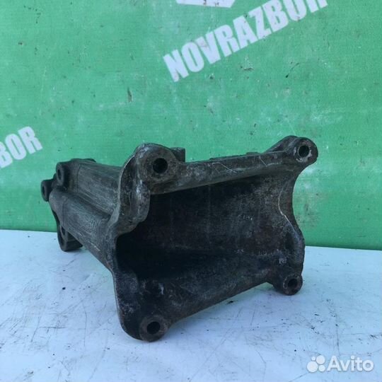 Кронштейн двигателя правый Фольксваген Пассат Б3