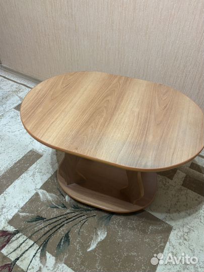 Столик журнальный на колесиках