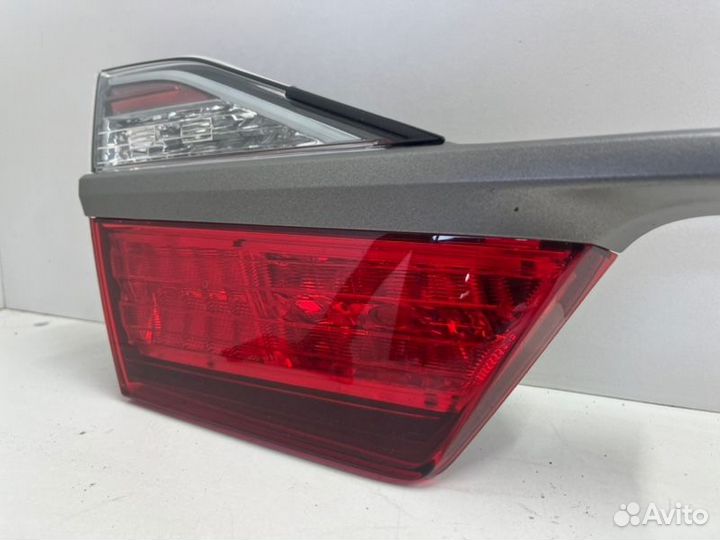 Фонарь внутренний левый Toyota Camry V55 2014-2018