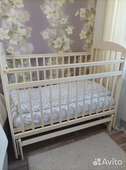 Детская кроватка с маятником и комодом