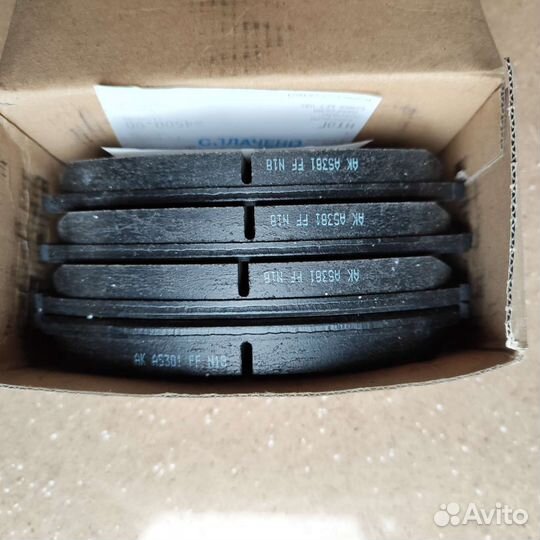 Тормозные колодки передние 4605A472 Pajero 4